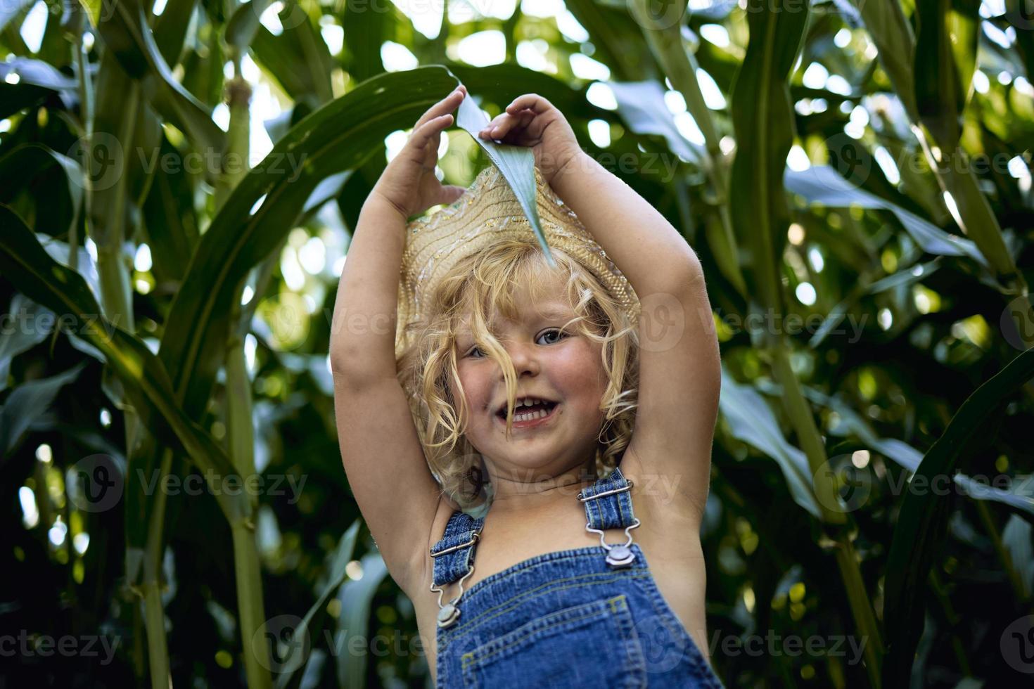 niña rubia jugando en el campo foto