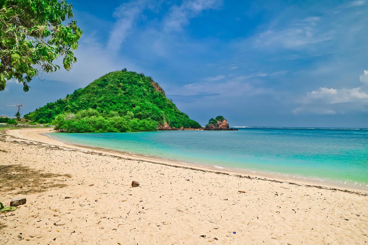 la belleza de la playa de mandalika en la isla de lombok, indonesia foto