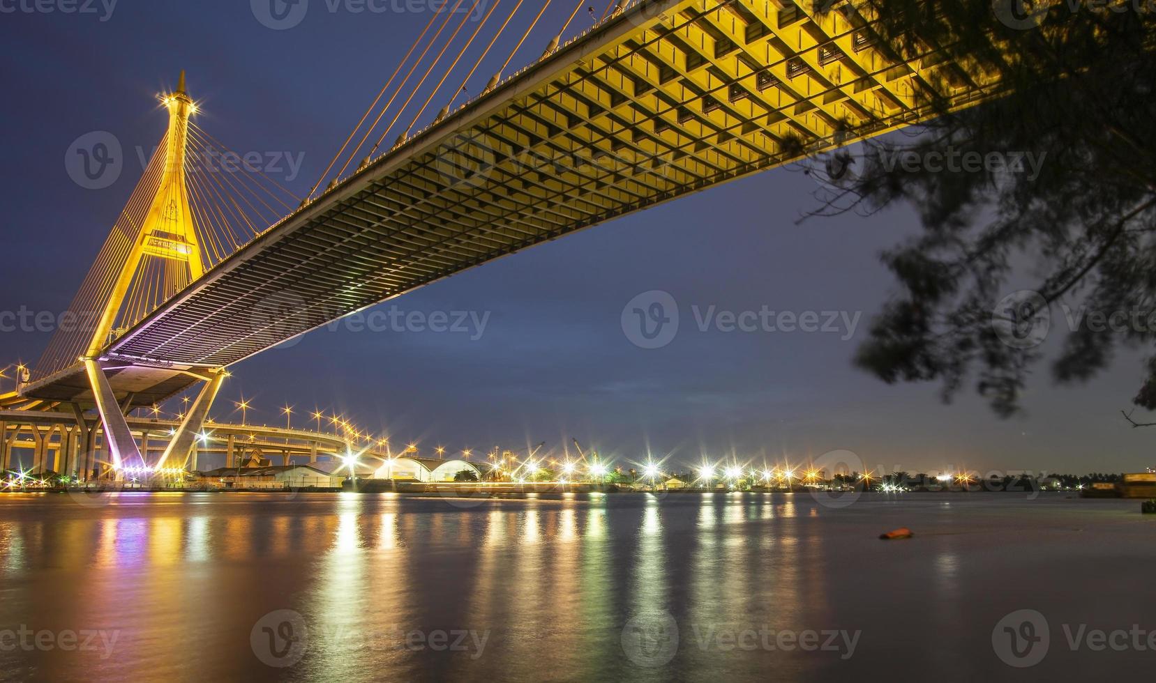 puente bhumibol, puente del río chao phraya. encienda las luces en muchos colores en la noche. foto