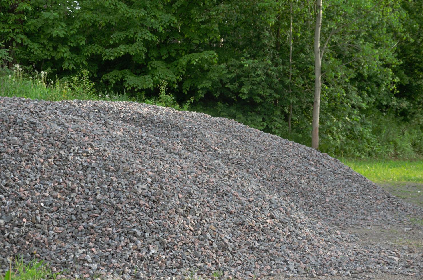 grava rociada en la montaña, preparación para la construcción foto