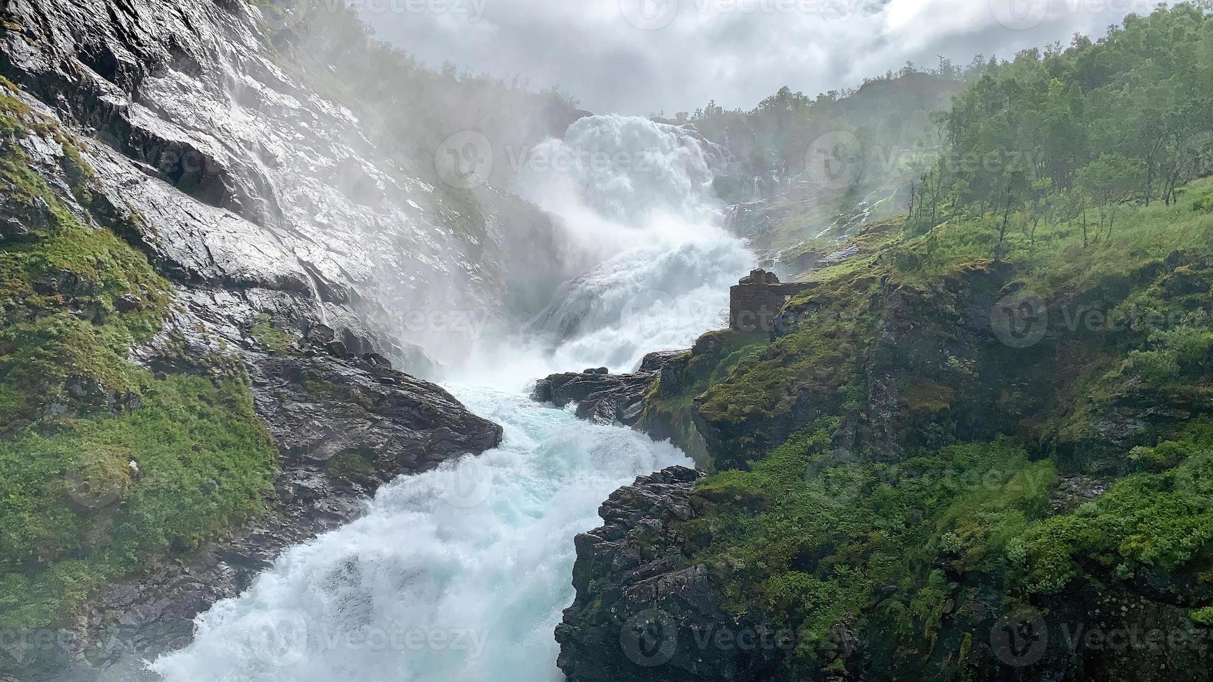 vista de la cascada kjossfossen desde la parada 2 del ferrocarril flam myrdal foto