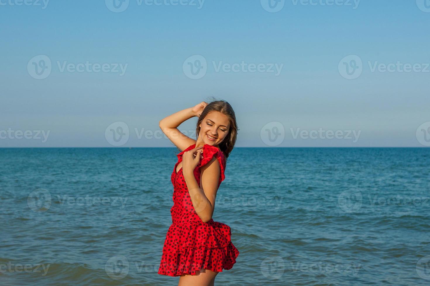 mujer joven felicidad en el mar foto