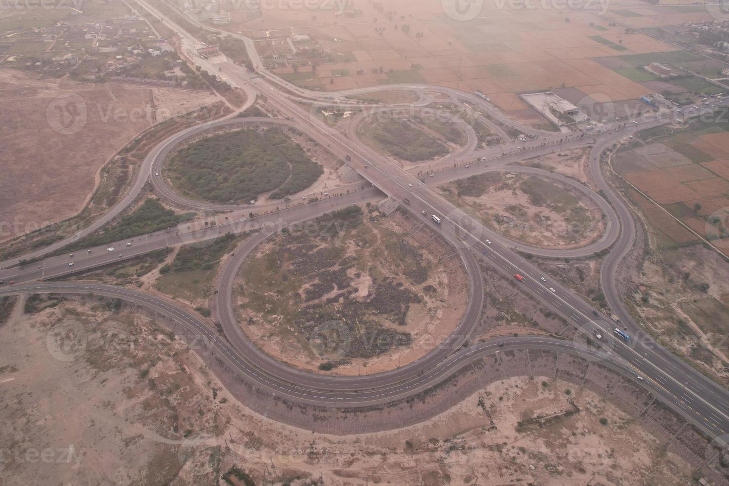 material de archivo en ángulo alto y vista aérea de las autopistas paquistaníes m2 en el intercambio de kala shah kaku con gt road lahore, la aldea industrial de punjab foto