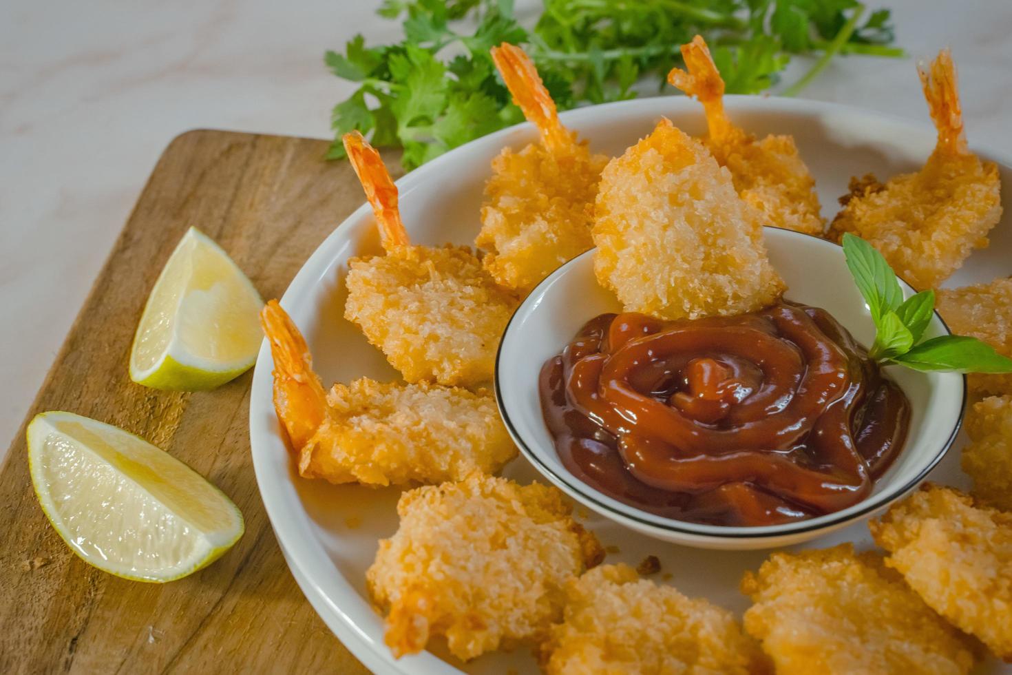 ligeramente empanizados y luego fritos, esta receta clásica de camarones fritos es completamente adictiva foto