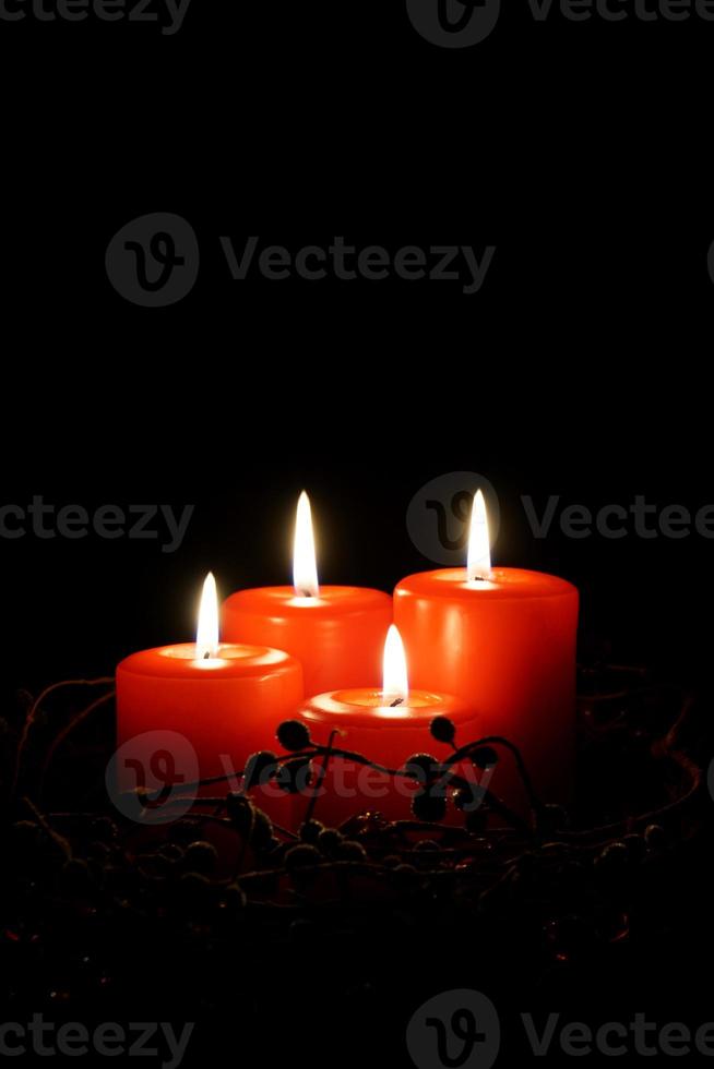 cuatro velas navideñas rojas foto
