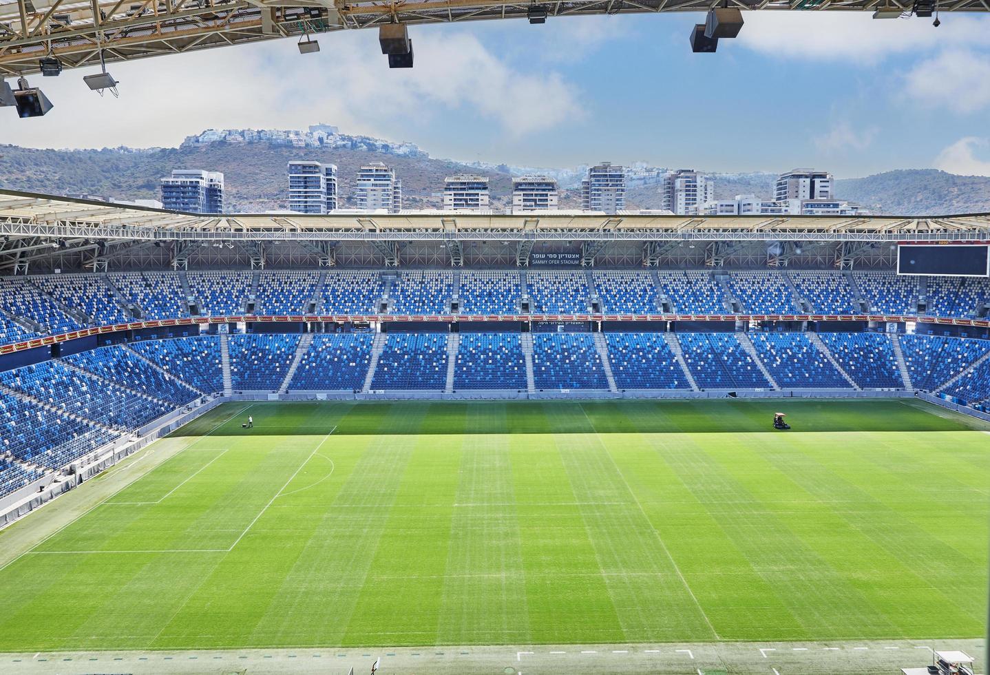 Estadio Sammy Ofer en Haifa. campo de fútbol. foto