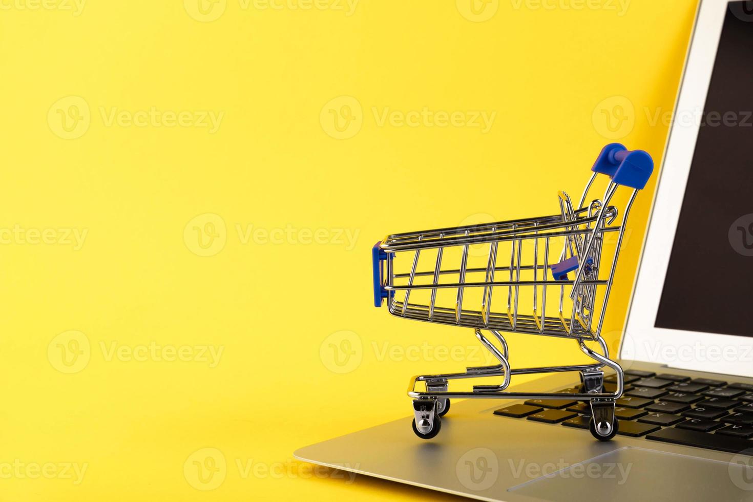 mini carrito de compras vacío, carrito de compras, sobre un fondo amarillo. rfi solicitud de información. copie el espacio foto