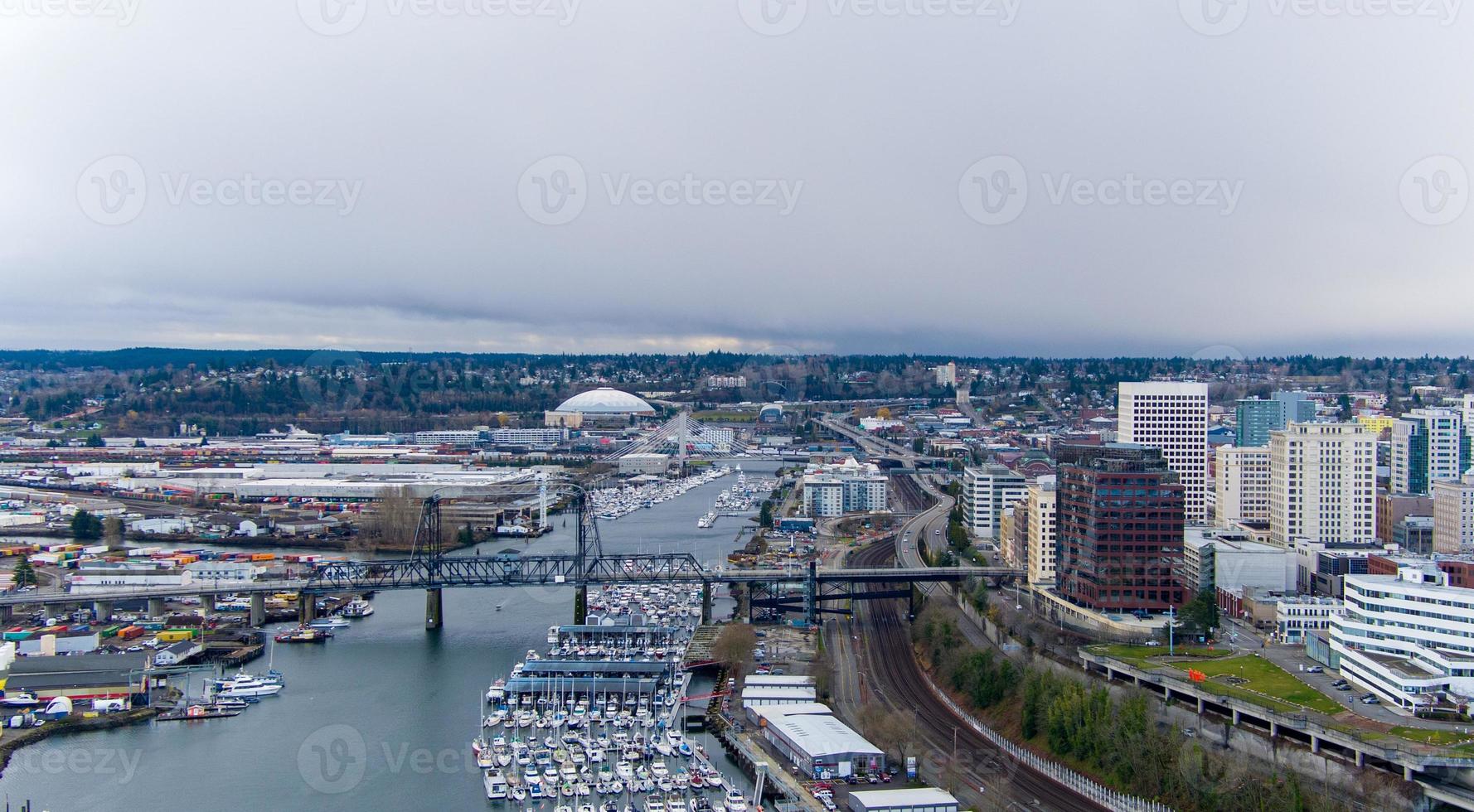 vista aérea del centro de tacoma, horizonte frente al mar de washington en diciembre de 2021 foto