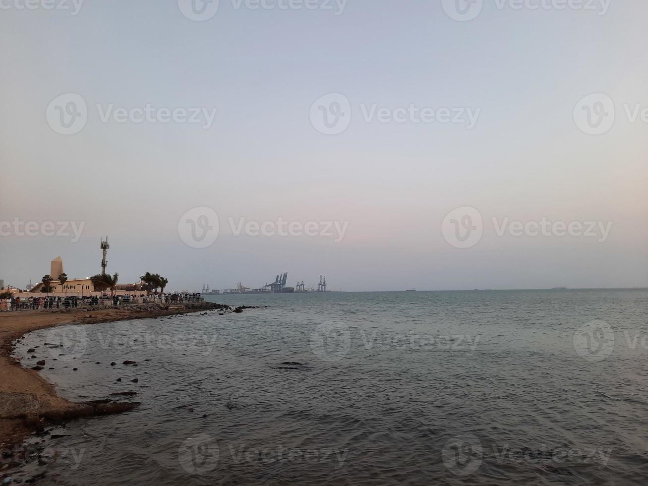hermosa tarde en jeddah, corniche. la cornisa de jeddah, también conocida como jeddah waterfront, es una zona costera de la ciudad de jeddah, arabia saudí. ubicado a lo largo del mar rojo. foto