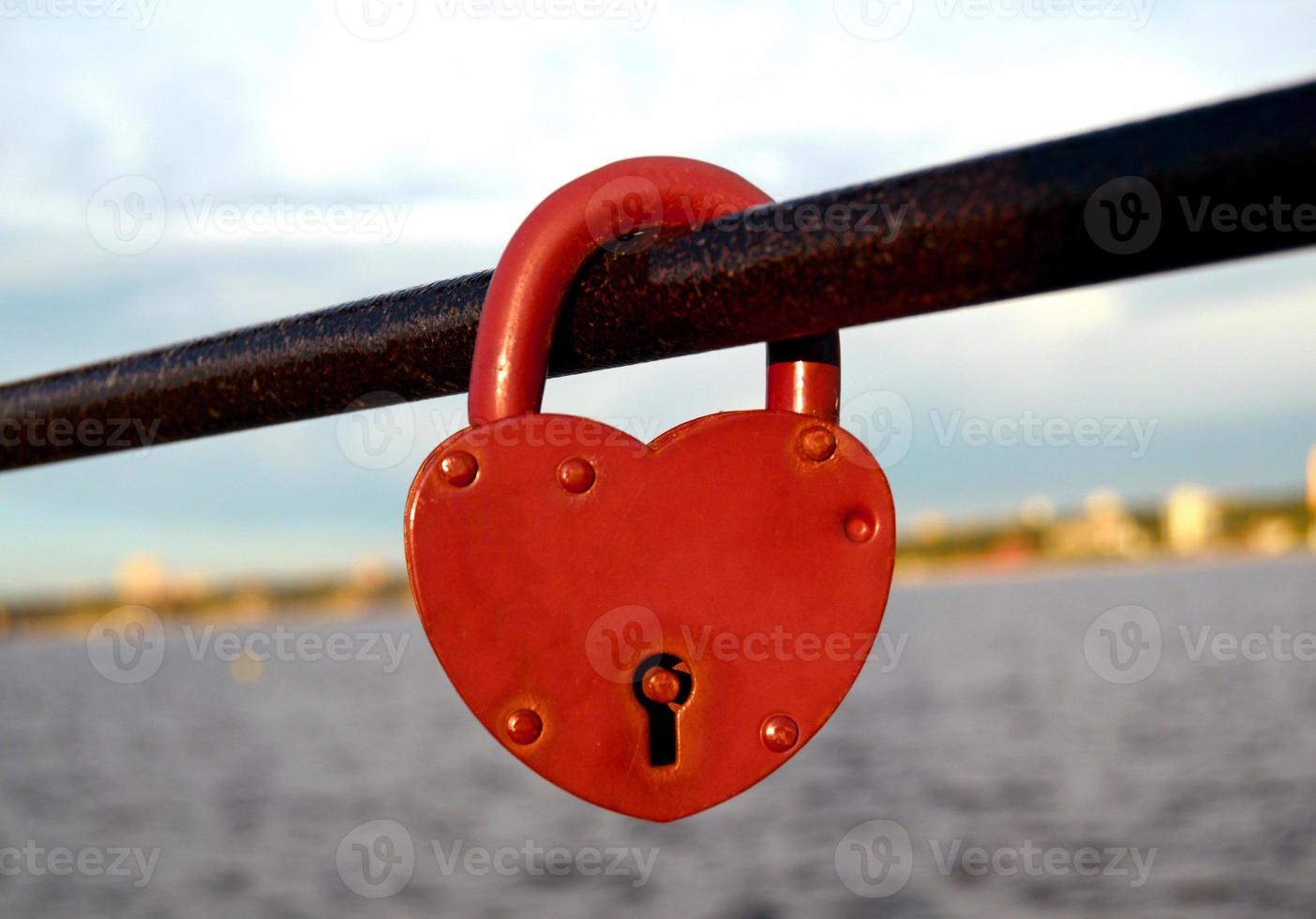 cerradura en forma de corazón - un símbolo de amor en el terraplén foto