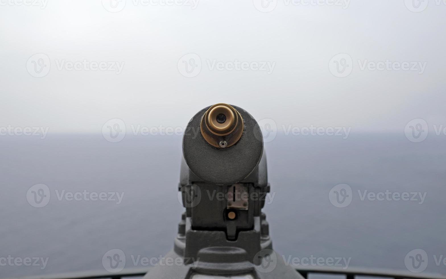 telescopio en el punto de vista con vistas a la costa en capri, italia foto