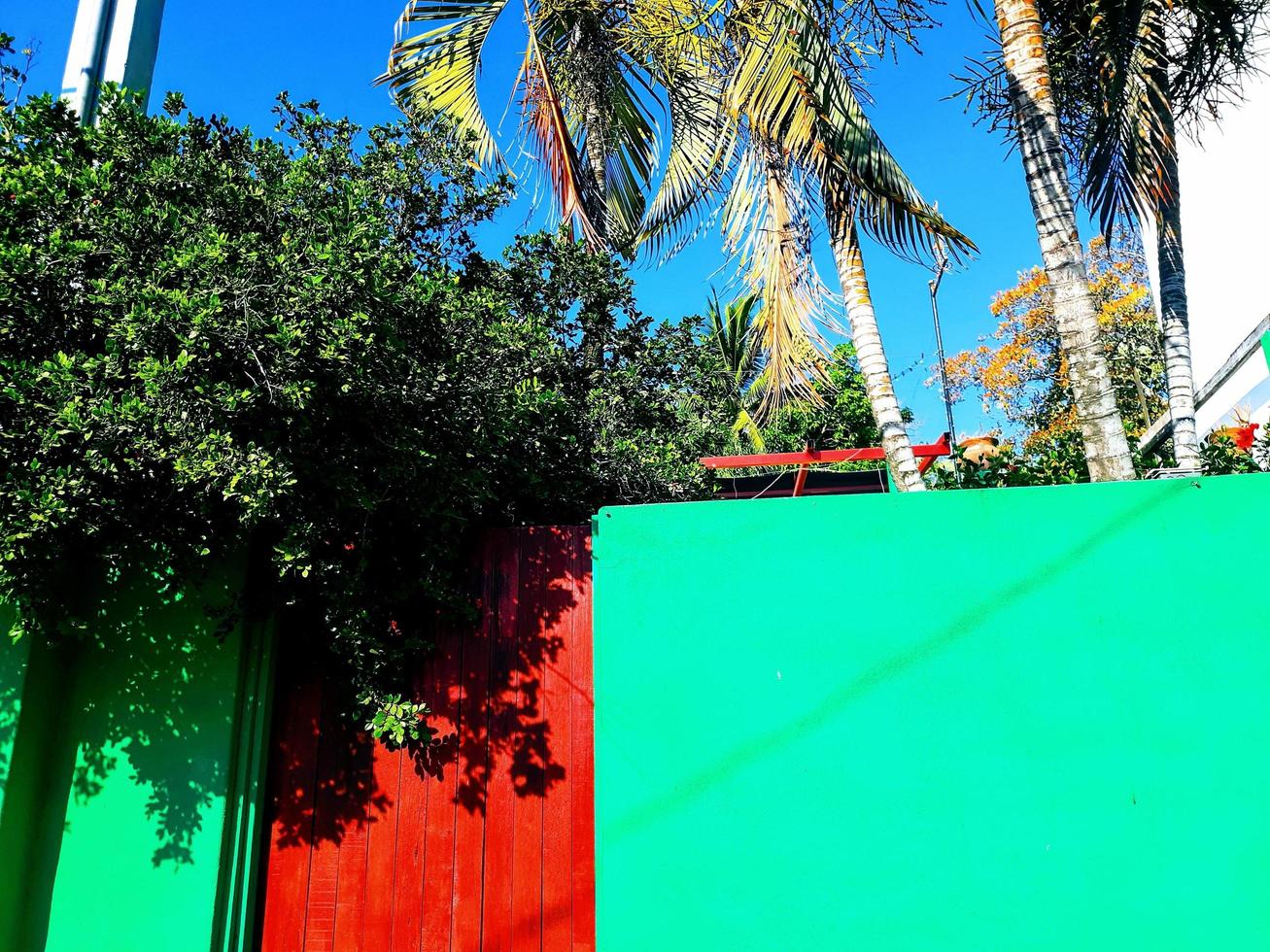 pared turquesa y cielos azules foto