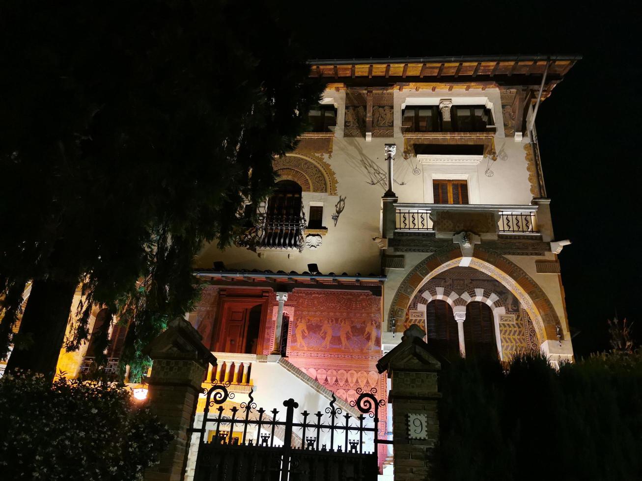 roma, italia - 14 de junio de 2019 - distrito de arquitectura de estilo inusual coppede en edificios de roma en la noche libertad art nouveau foto