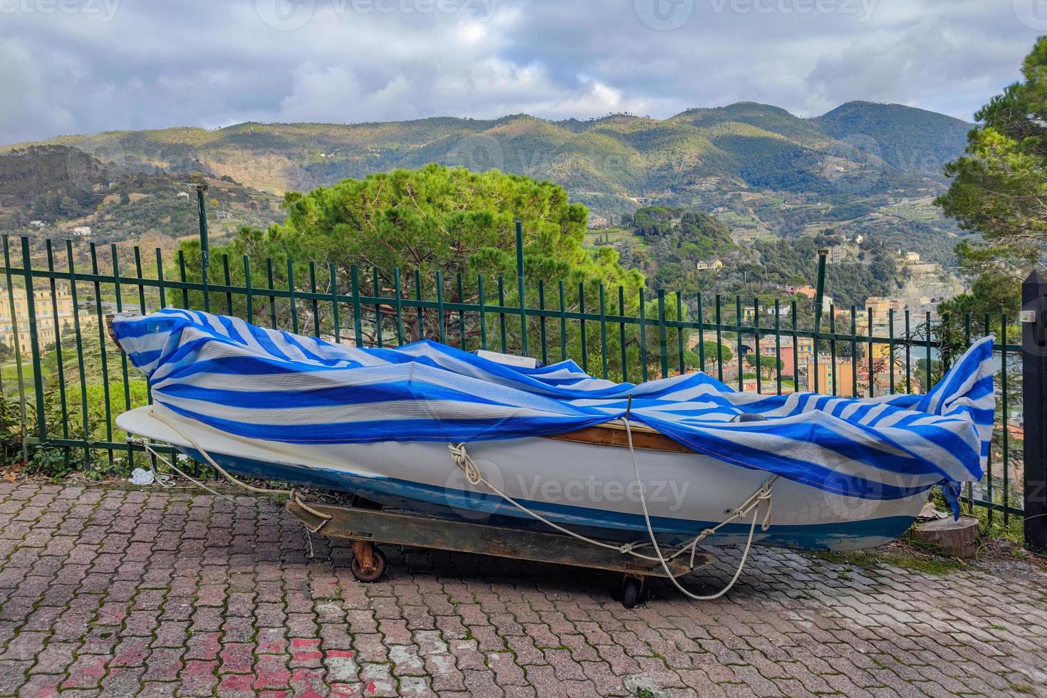 gozzo liguria barco típico en la carretera foto