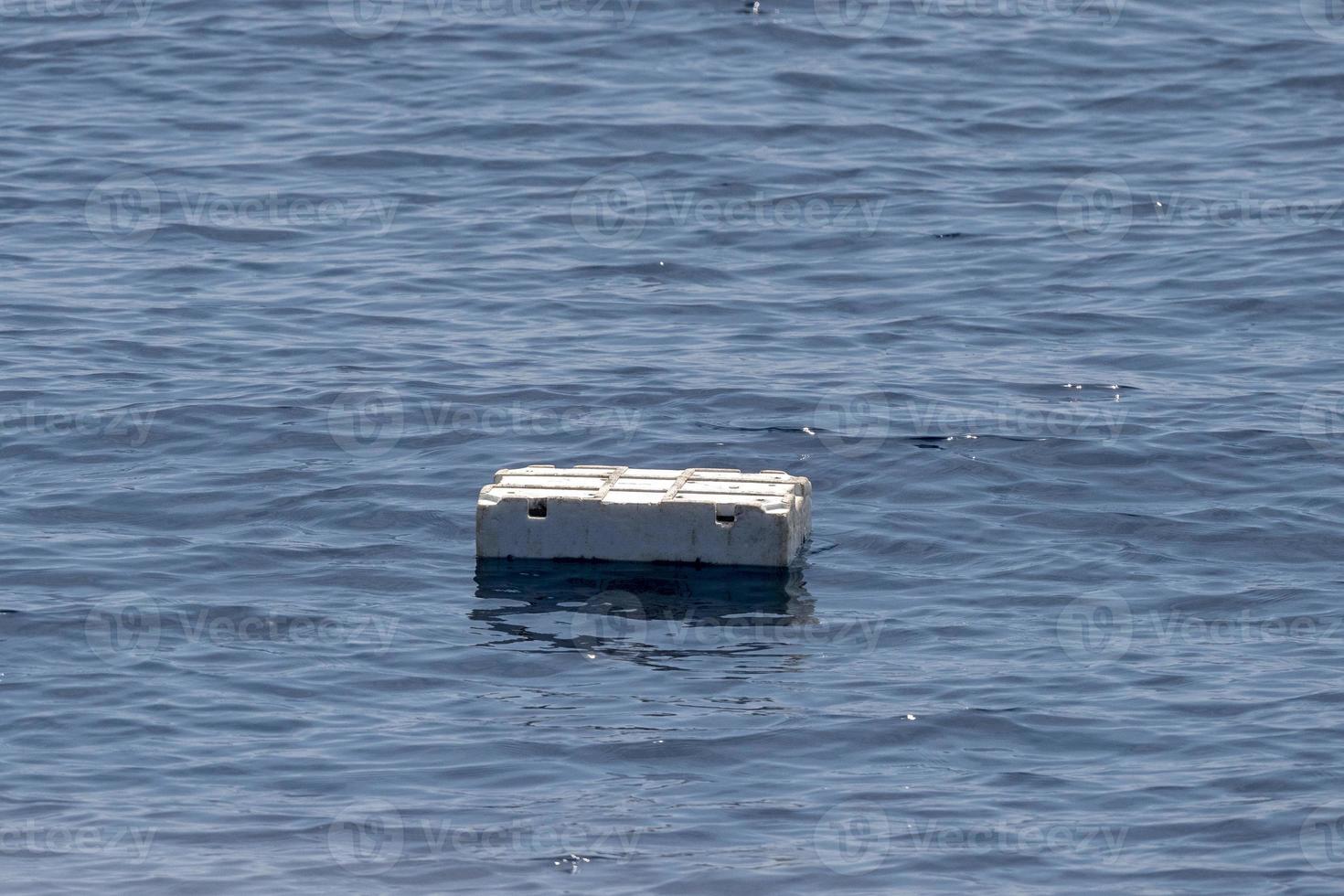 caja de poliestireno blanco contaminación del mar basura plástica en la superficie foto