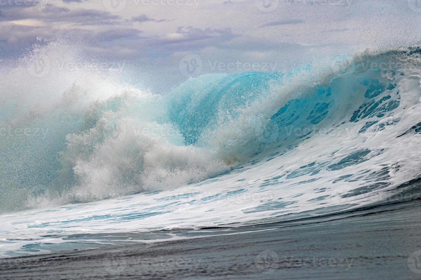 Detalle del tubo de olas de surf en el océano Pacífico polinesia francesa Tahití foto