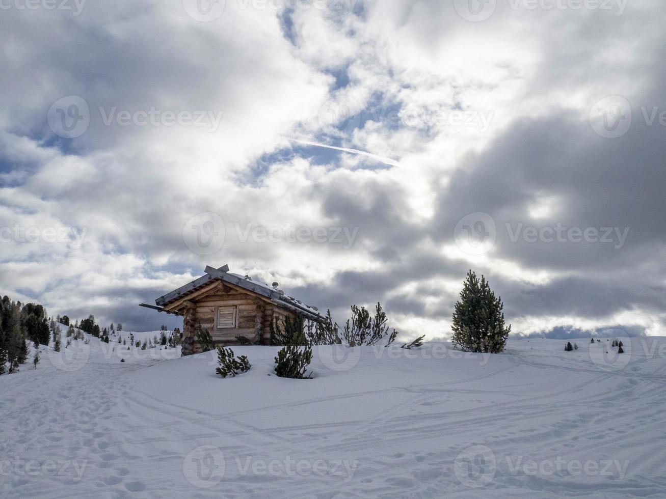 dolomitas nieve panorama cabaña de madera val badia armentarola foto