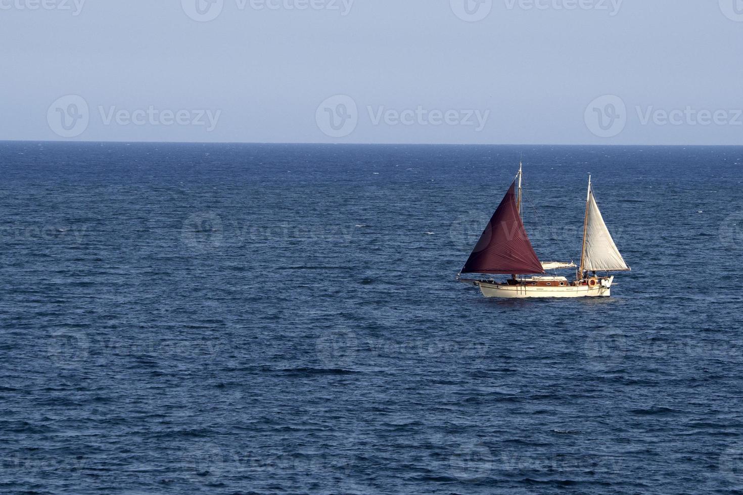 barco viejo barco en el mar azul foto