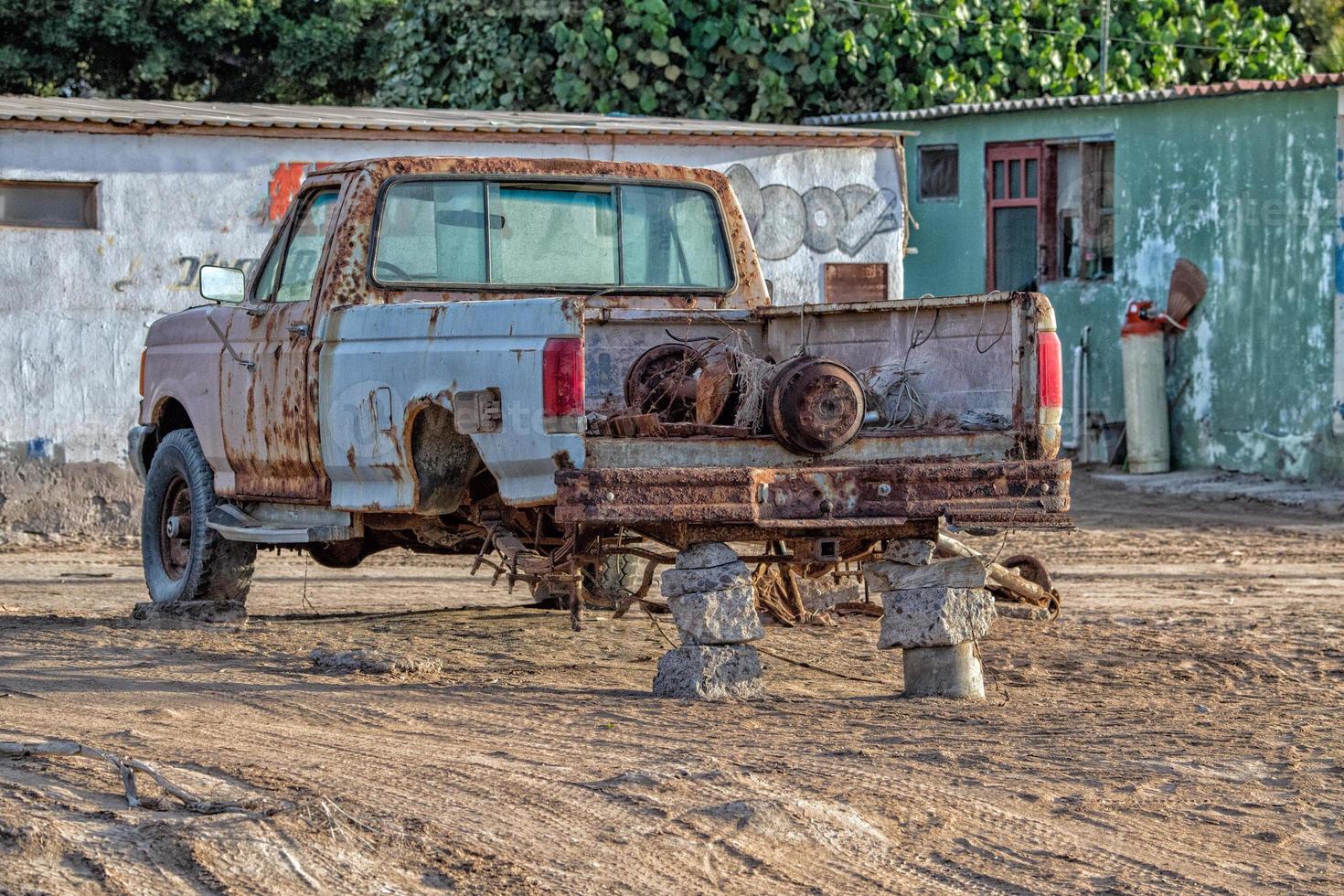 viejo coche abandonado oxidado sin neumáticos foto