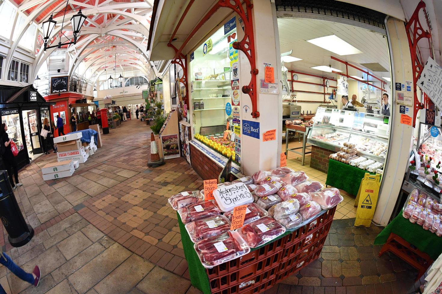 oxford, inglaterra - 15 de julio de 2017 - gente comprando en el mercado de oxford foto