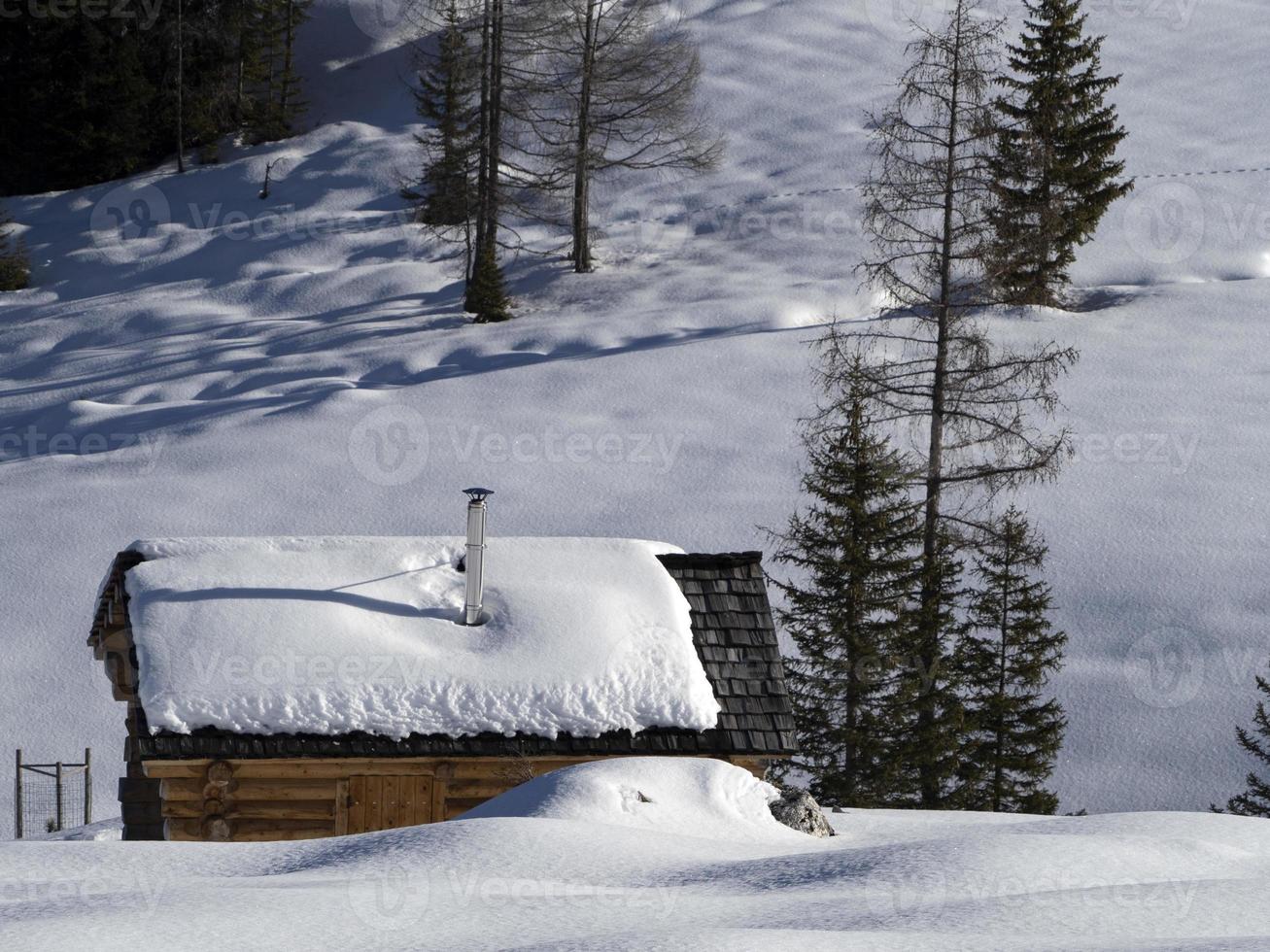 dolomitas nieve panorama cabaña de madera val badia armentara foto