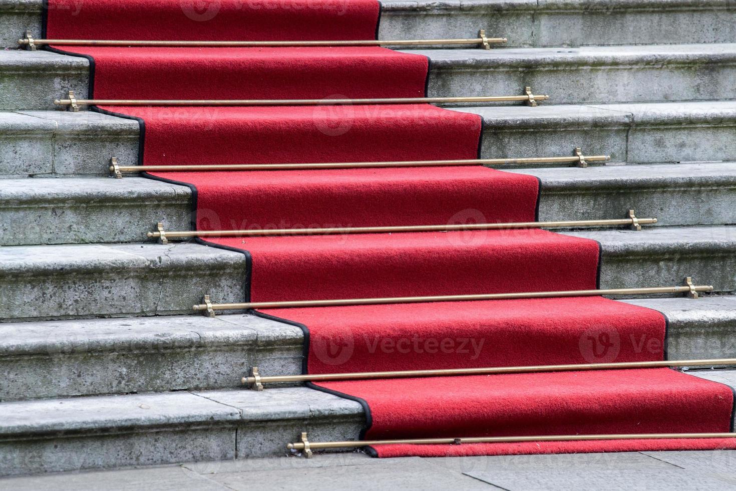 alfombra roja en las escaleras foto