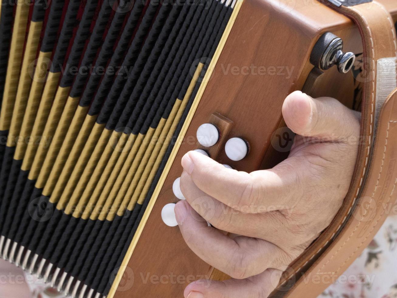 Manos tocando acordeón francés detalle foto