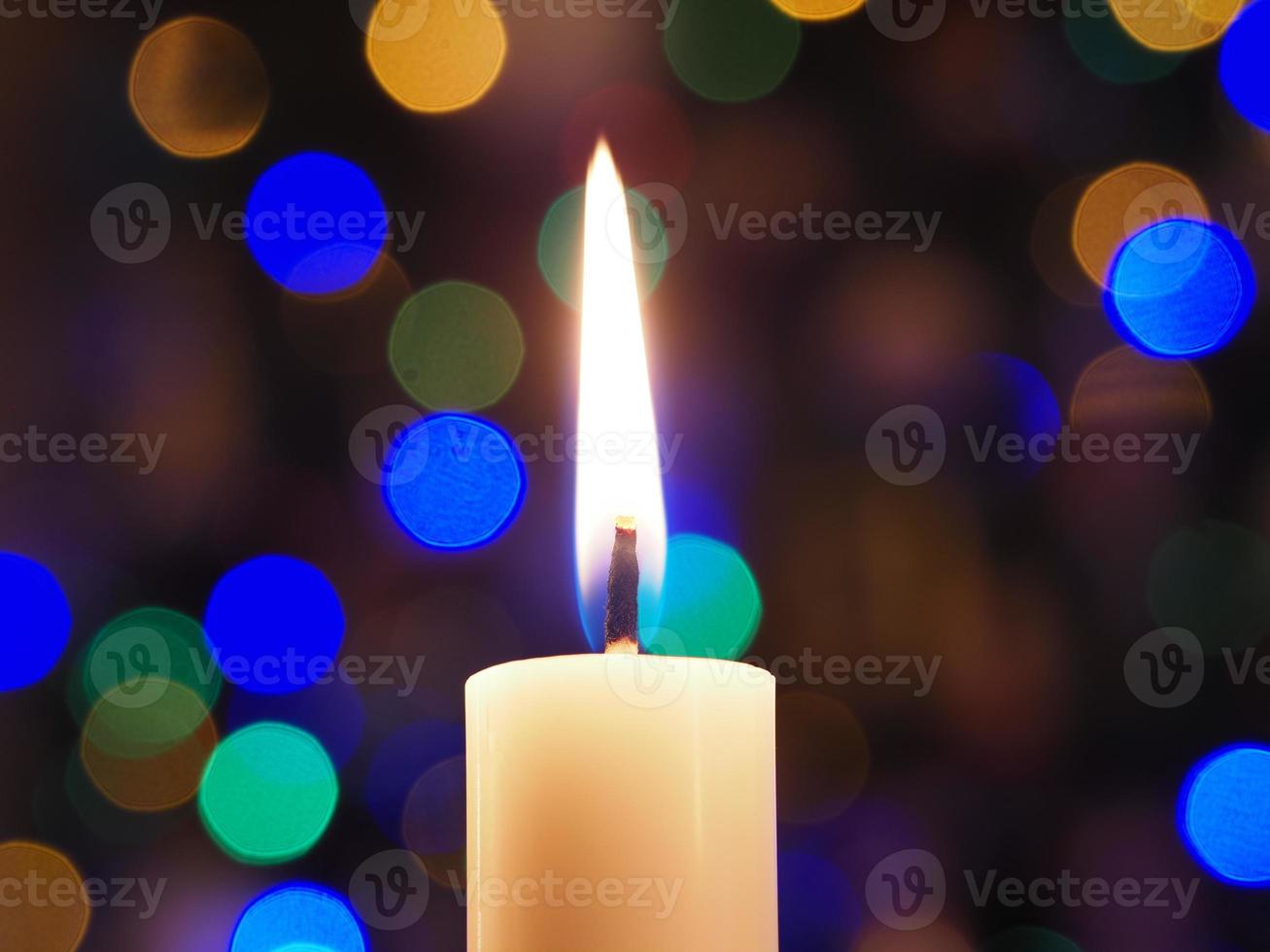 velas navideñas en la mesa foto