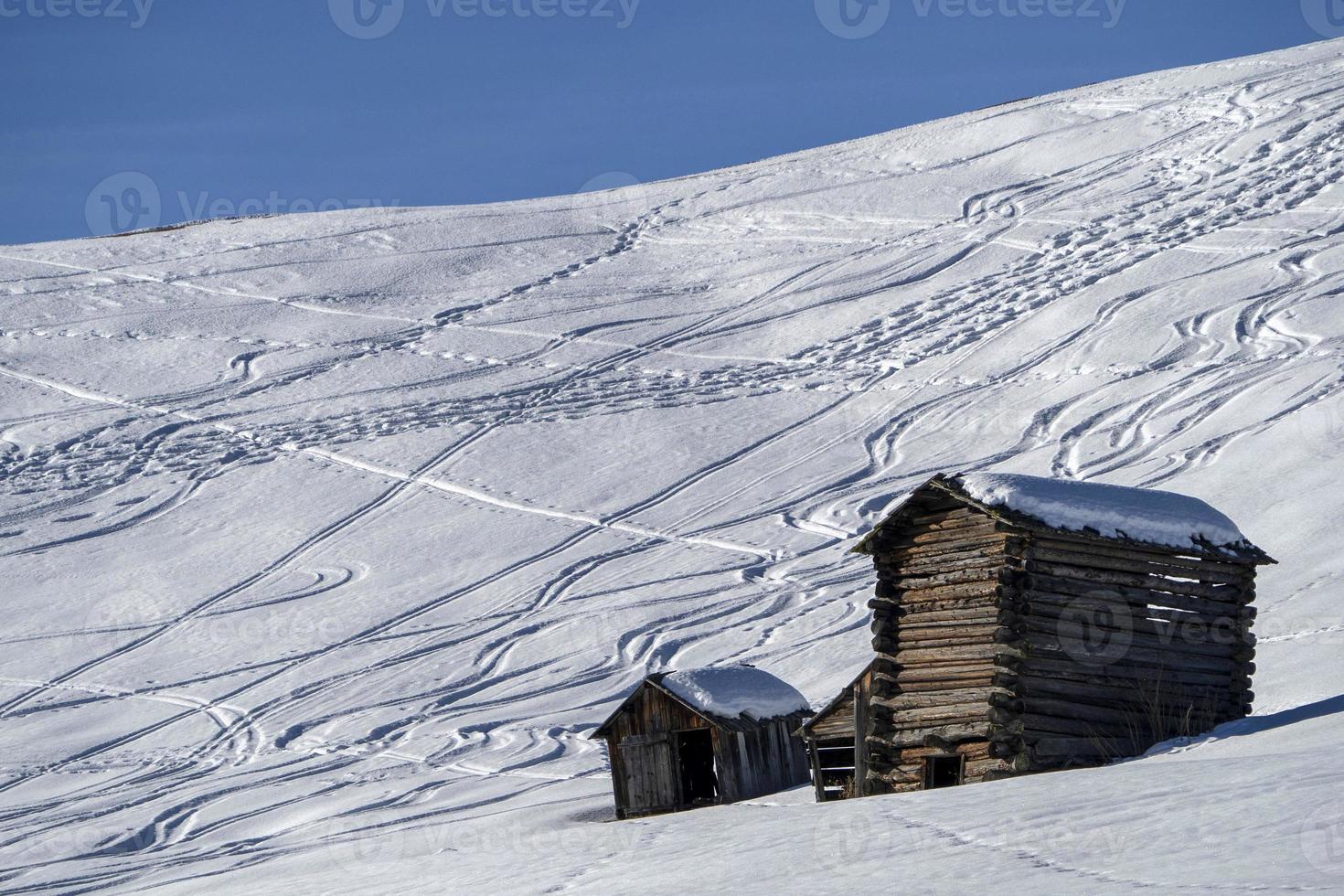 dolomitas nieve panorama cabaña de madera val badia armentara foto