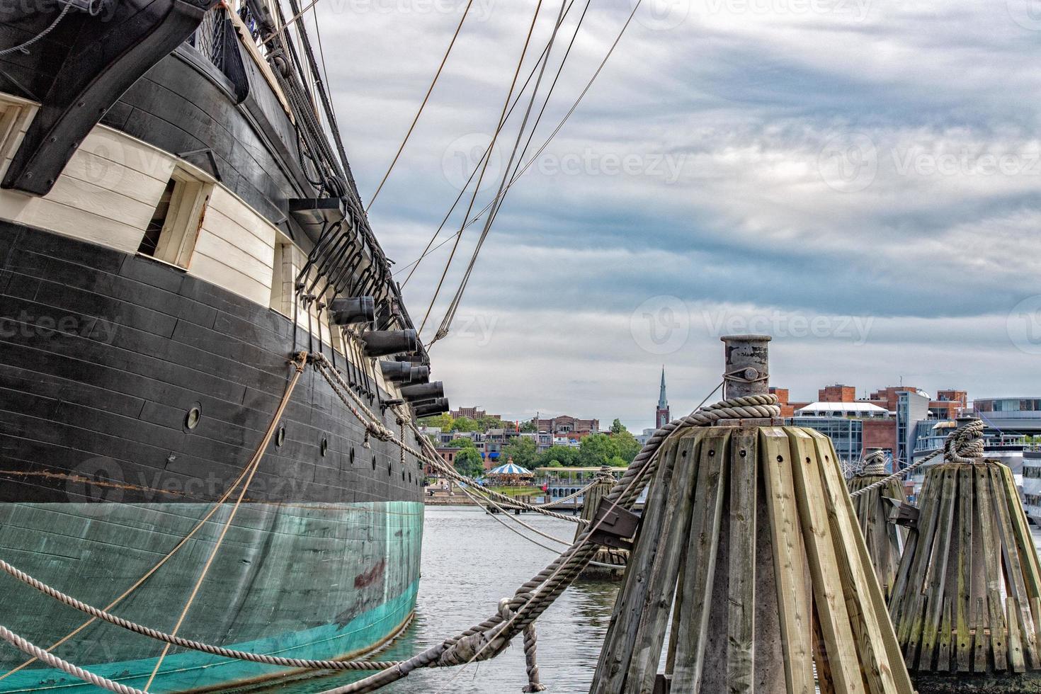 cañones de fregate de constelación en el puerto de baltimore foto