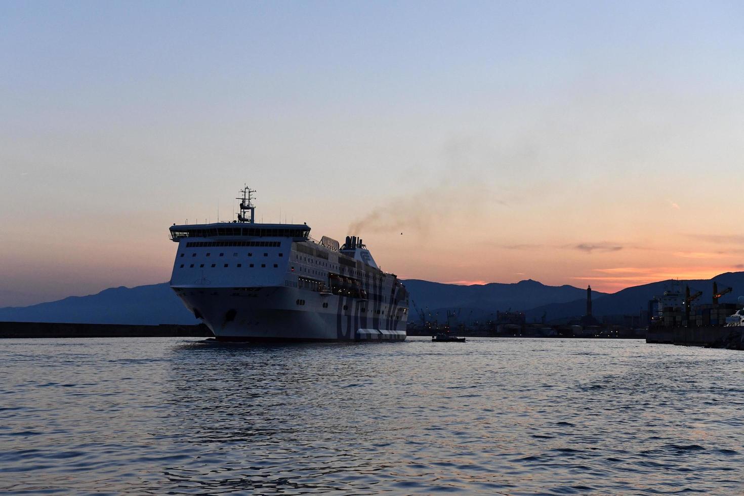 Génova, Italia - 27 de julio de 2017 - crucero navegando desde el puerto foto