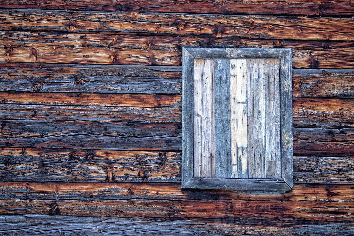 ventana de cabaña de cabaña de montaña de madera vieja foto