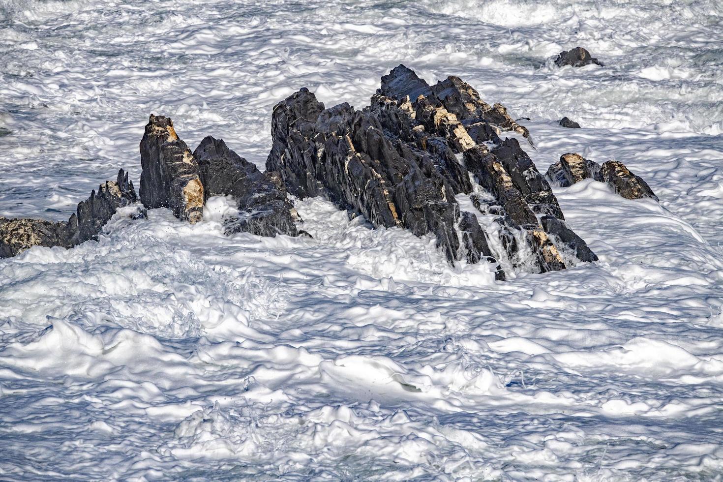 mar costero tormenta tempestad gran ola como nieve líquida foto