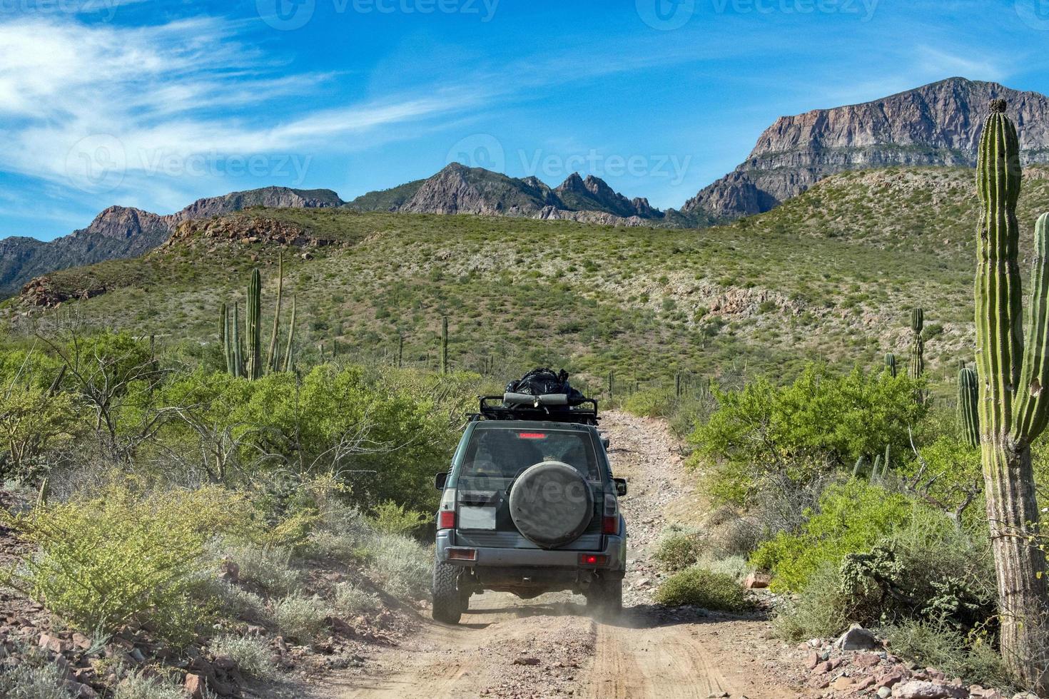 coche en baja california panorama del paisaje camino del desierto con el mar de cortez en el fondo foto