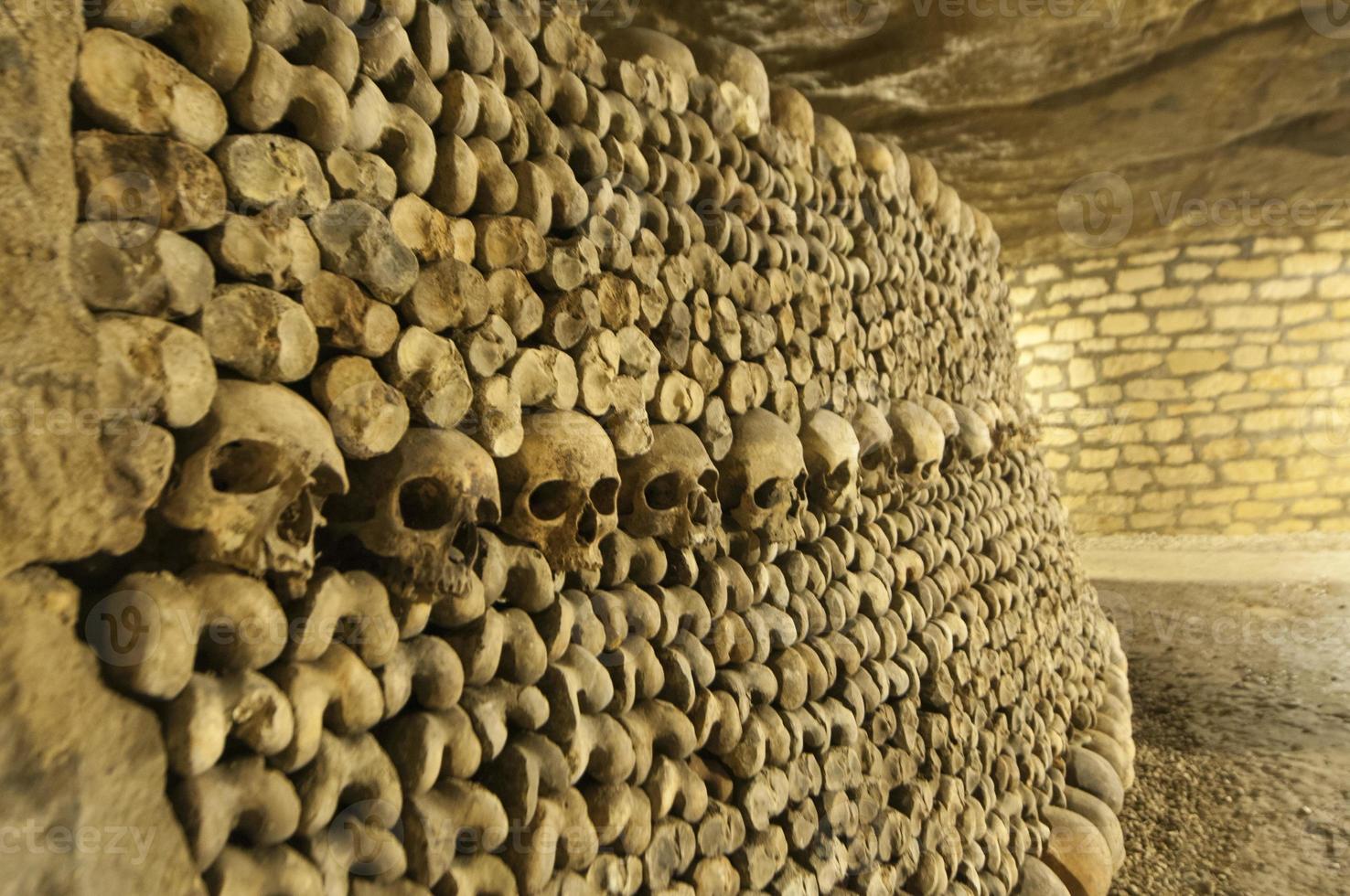 París catacumbas cráneos y huesos foto