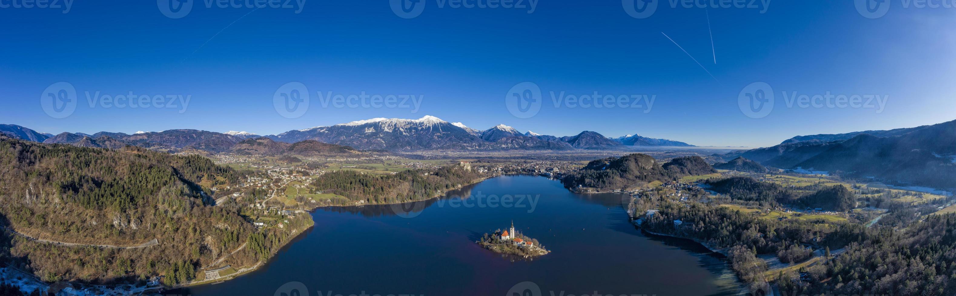 panorama de vista aérea del lago sangrado en invierno foto