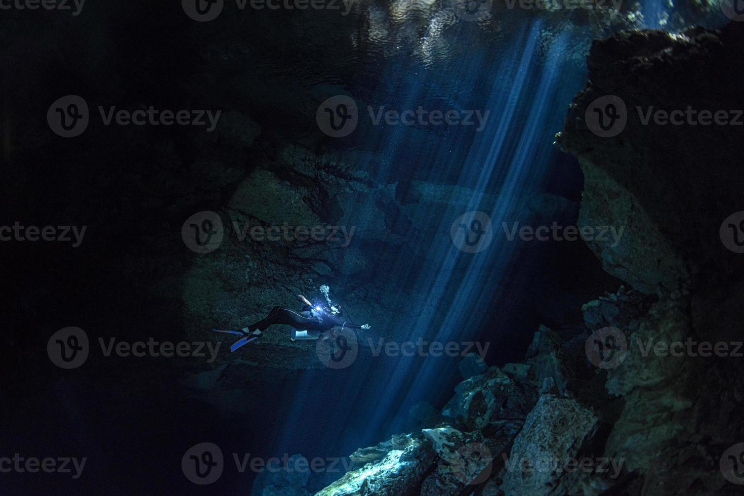 buceo en cuevas en cenotes en mexico foto