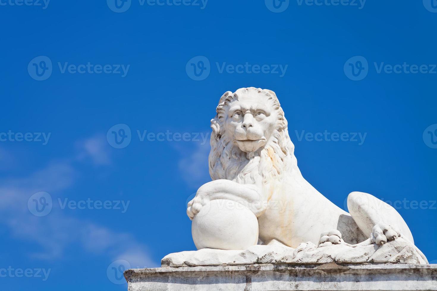 estatua de león en estilo romano foto