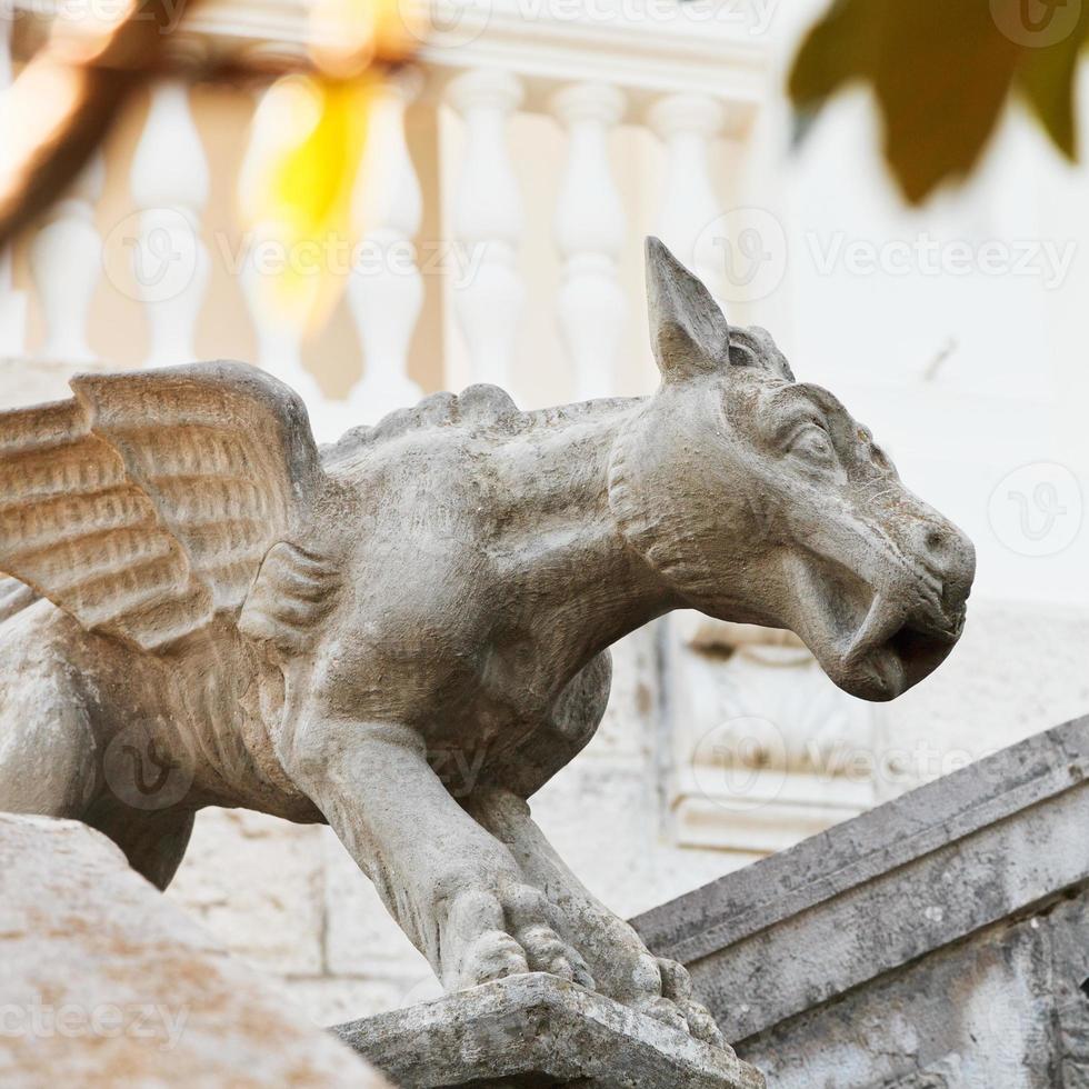 escultura quimera del palacio livadia foto