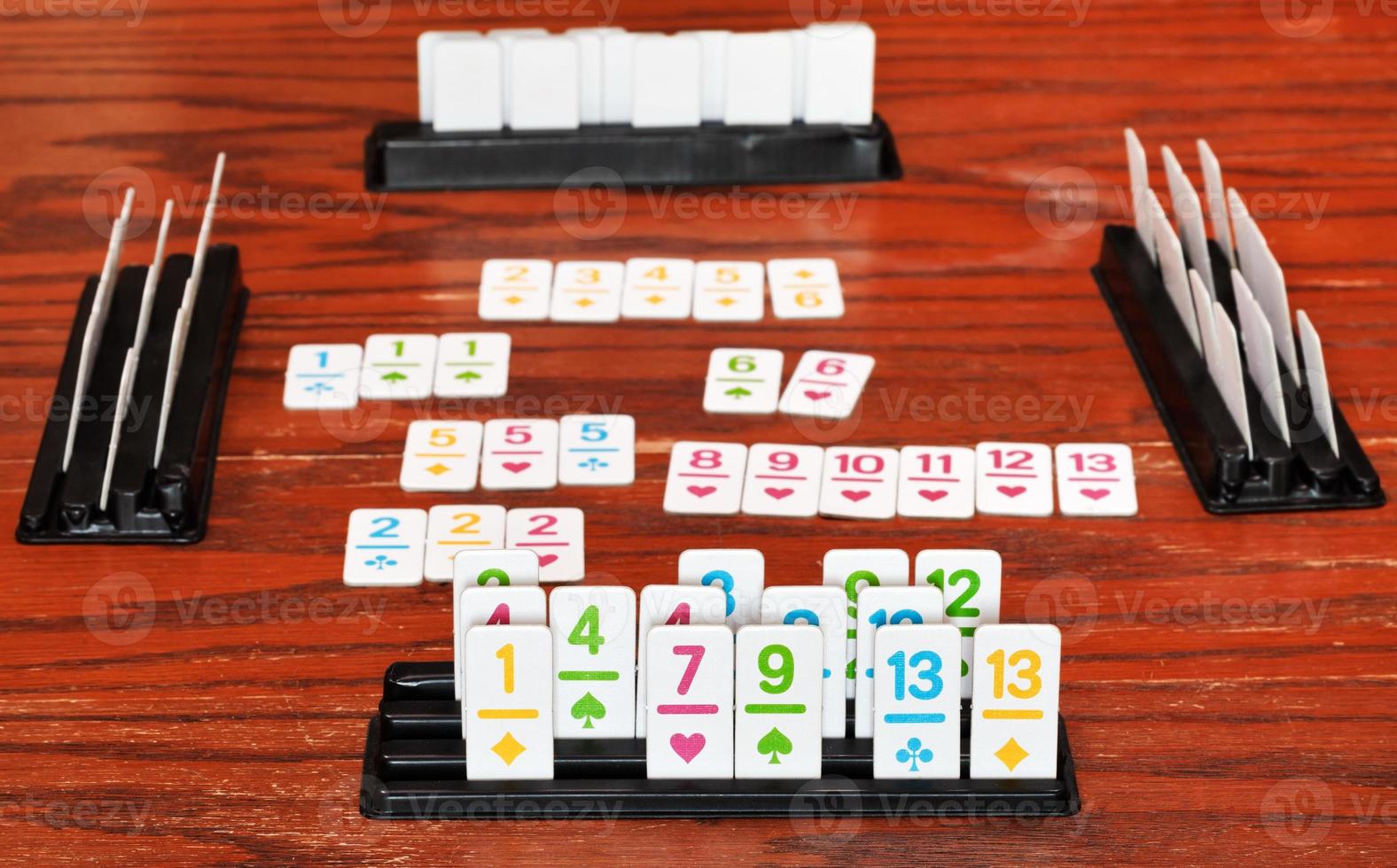 juego de fichas en el estante del juego rummy foto