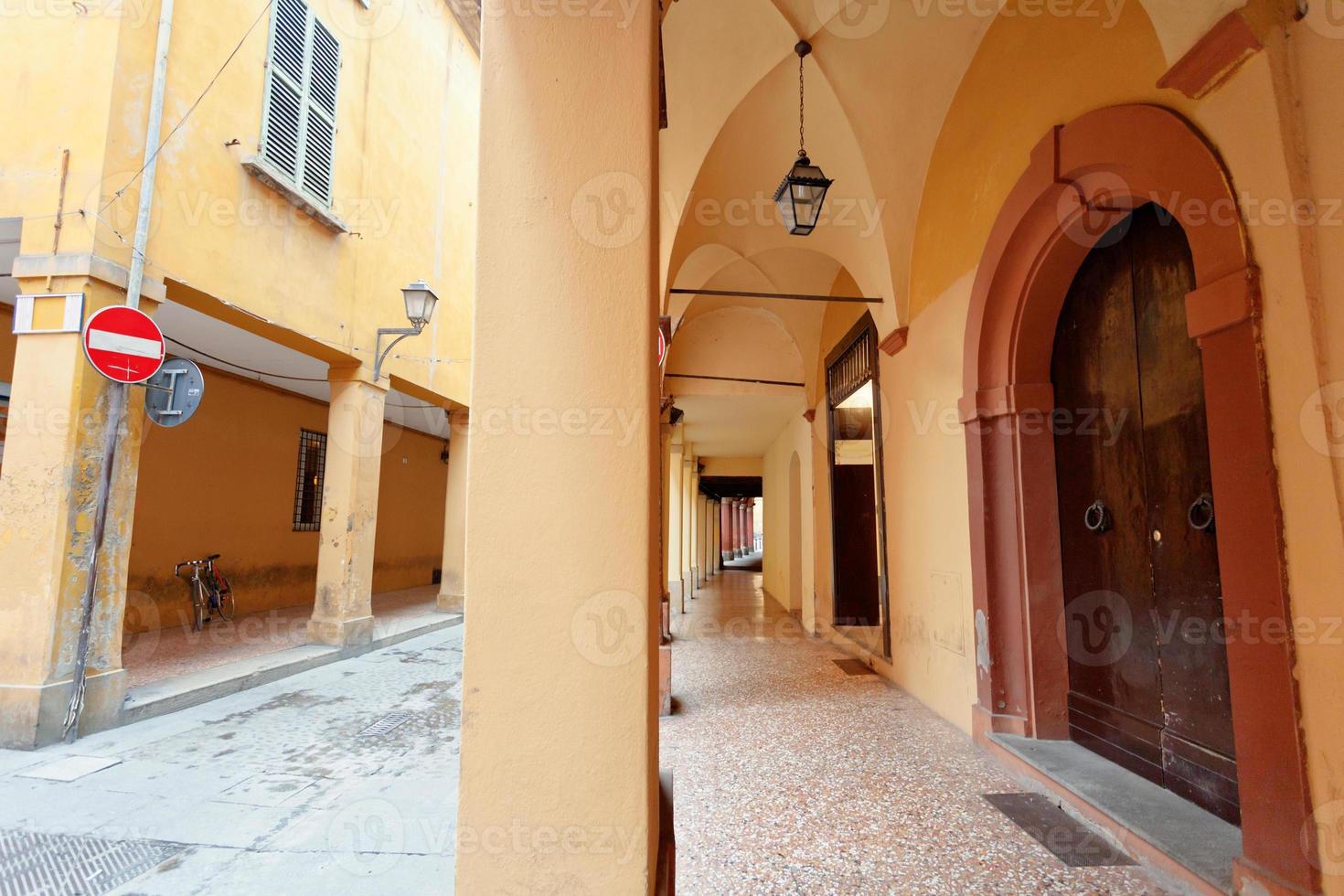 calle y arcadas en bolonia foto