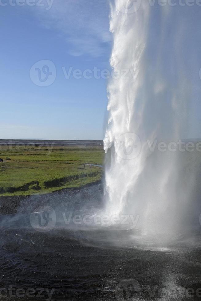 cascada seljalandsfoss en la costa sur de islandia en un día soleado foto