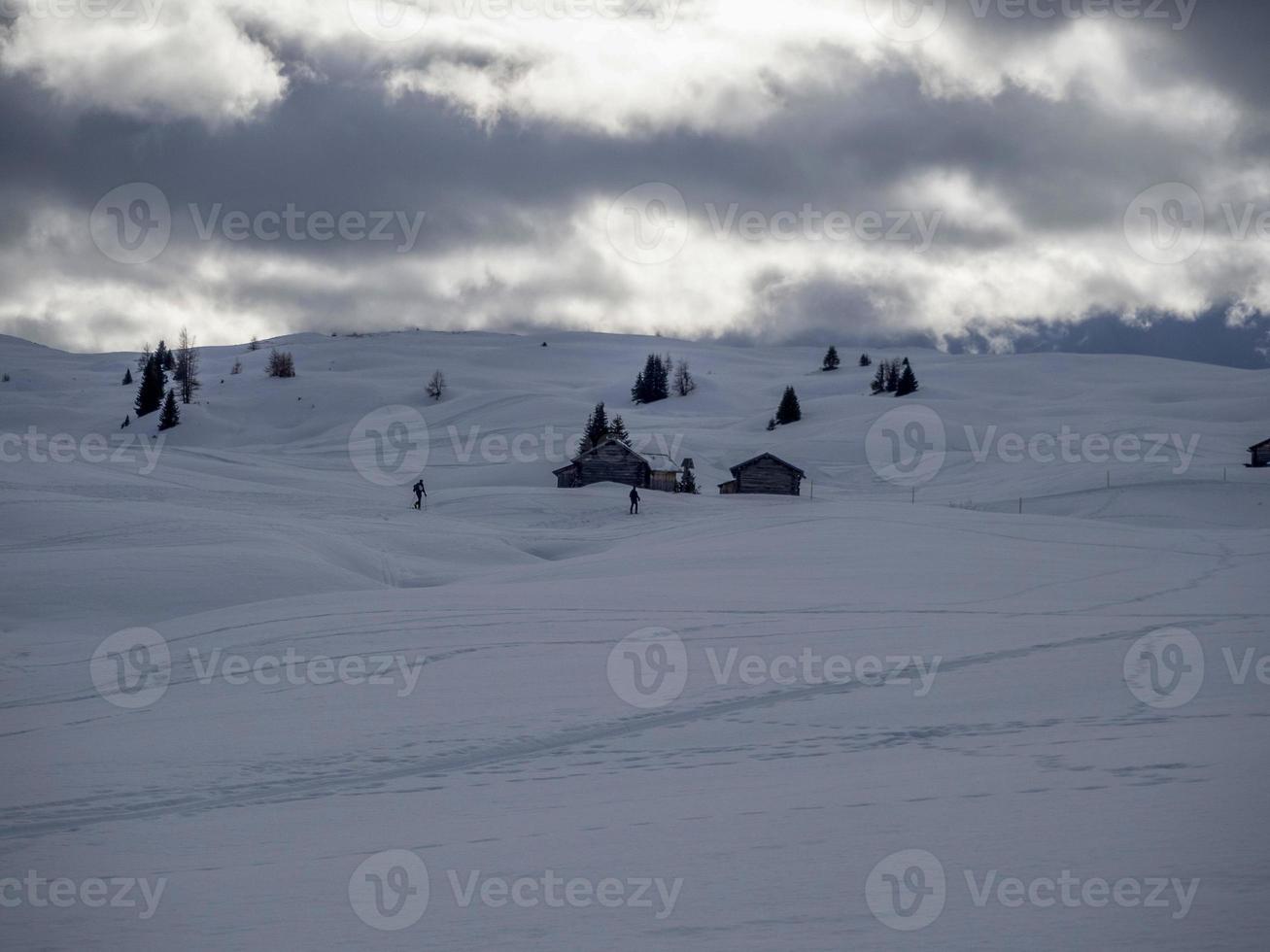 dolomitas nieve panorama cabaña de madera val badia armentarola foto