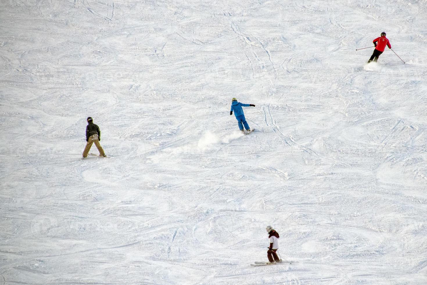 esquiadores sobre fondo de nieve de los alpes foto