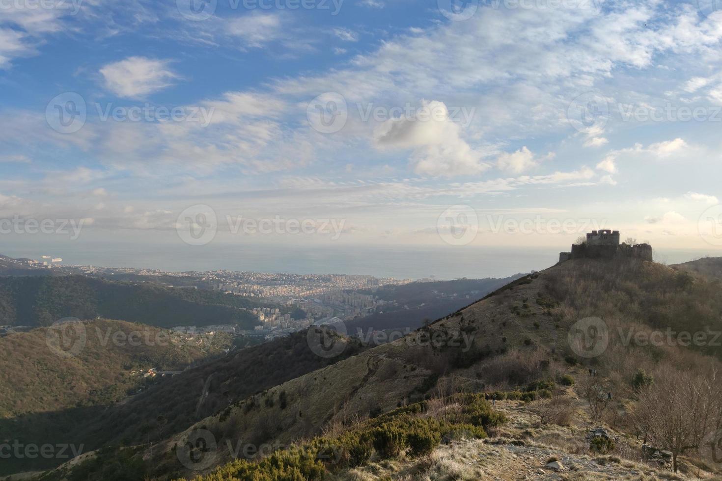 paisaje aéreo de génova desde la antigua fortificación de la fortaleza de puin foto