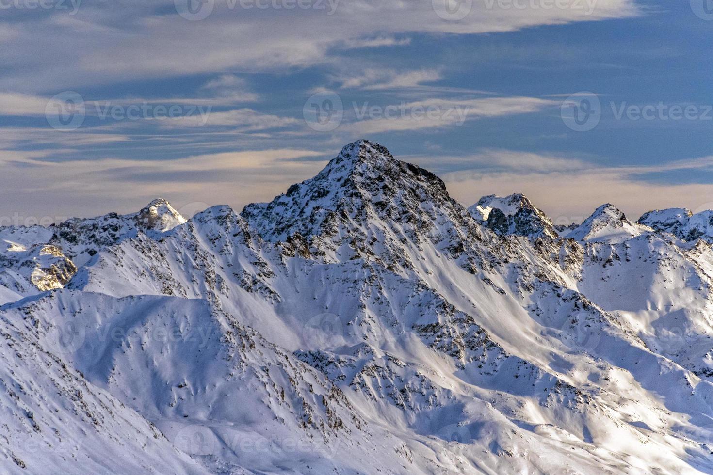 panorama de los alpes suizos de la montaña parsenn en invierno foto