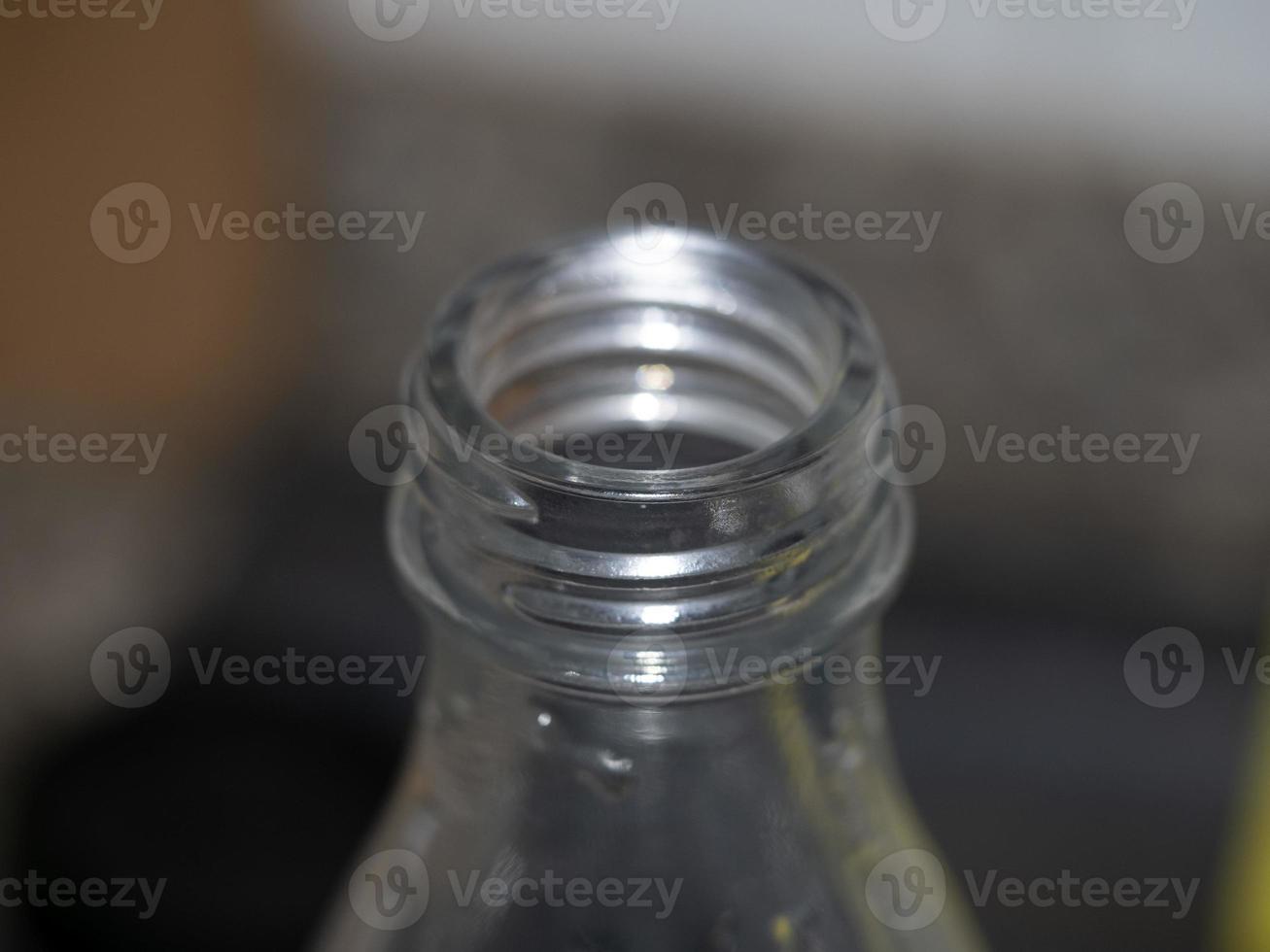 detalle de botella de vidrio de agua del grifo foto