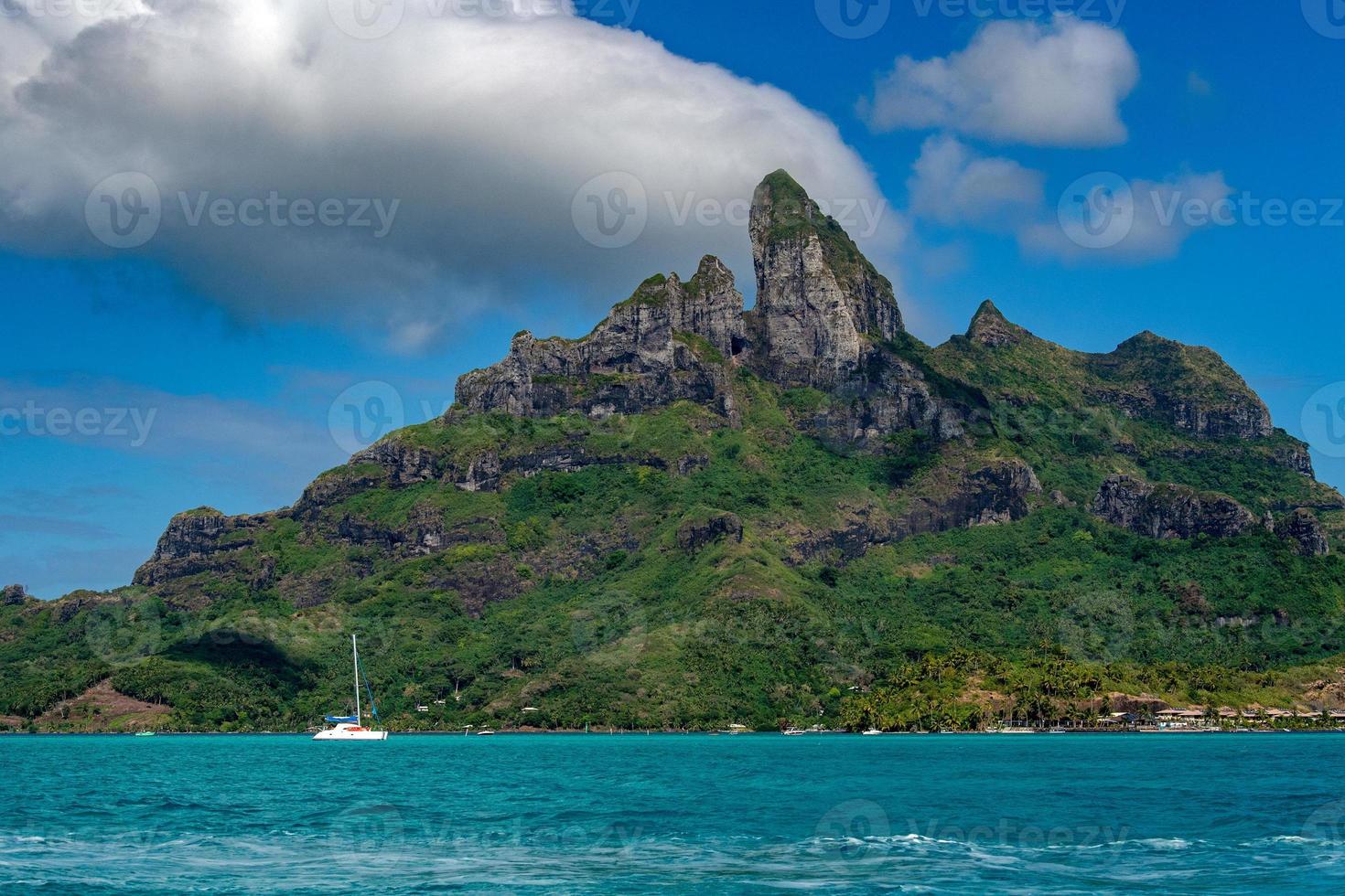 navegación en catamarán en bora bora polinesia francesa foto