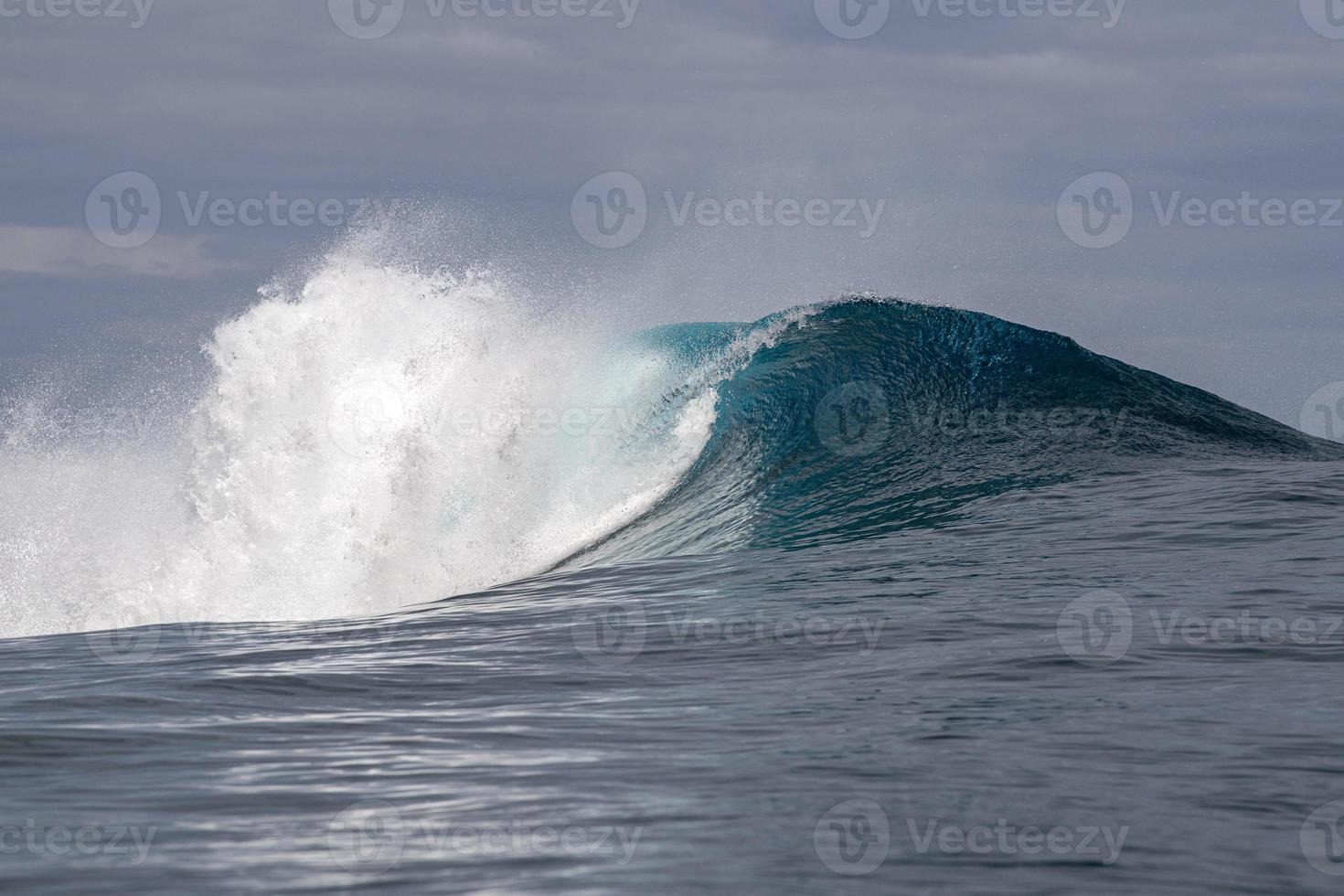 Detalle del tubo de olas de surf en el océano Pacífico polinesia francesa Tahití foto