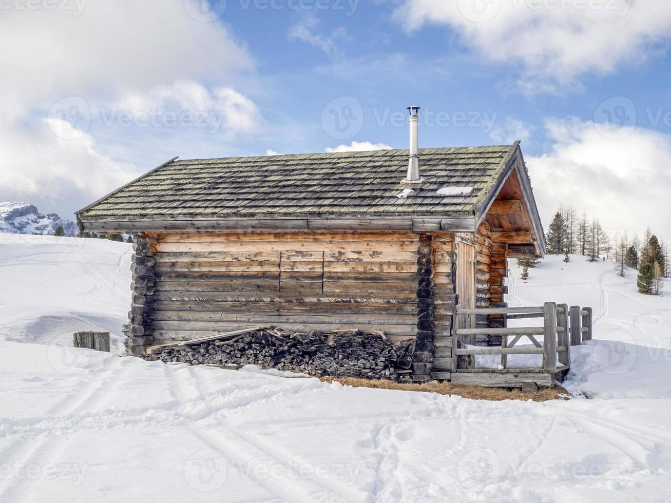 dolomitas nieve panorama cabaña de madera val badia armentarola foto